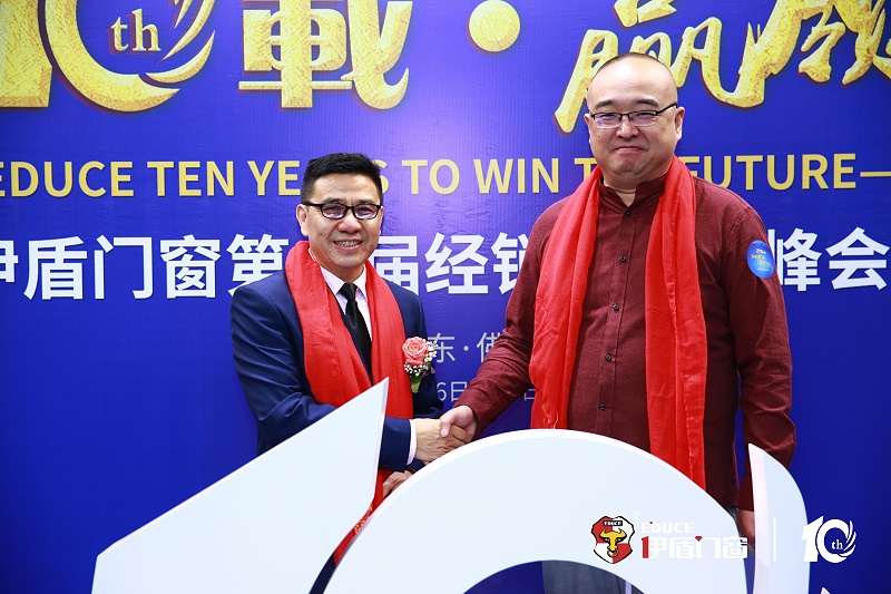 央視名嘴朱軼受邀參加伊盾門窗十周年慶典，妙語連珠引爆全場(chǎng)！